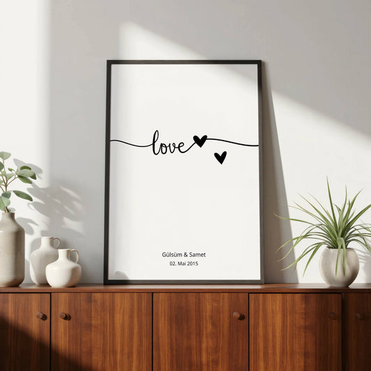 Love mit Herzen mit Namen und Datum in Schwarz