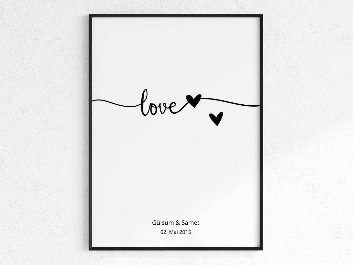 Love mit Herzen mit Namen und Datum in Schwarz