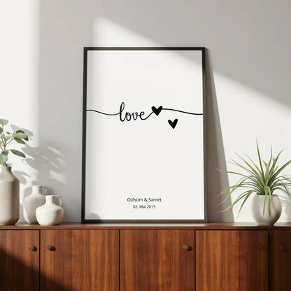 Love mit Herzen mit Namen und Datum in Schwarz