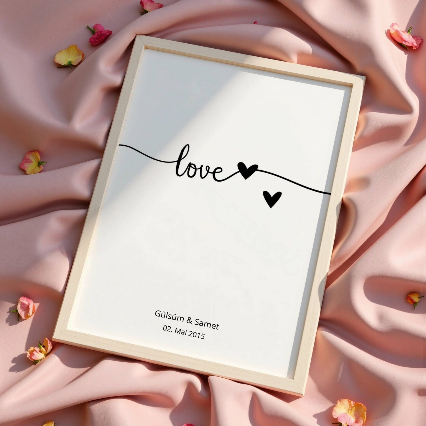 Love mit Herzen mit Namen und Datum in Schwarz